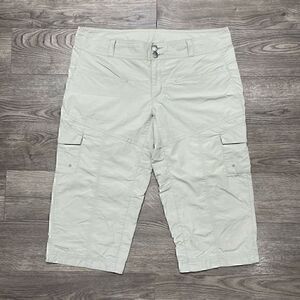 Columbia Titanium Cargo Capri Womens Size 8  Beige Pockets Hiking Fishing Outdoo
